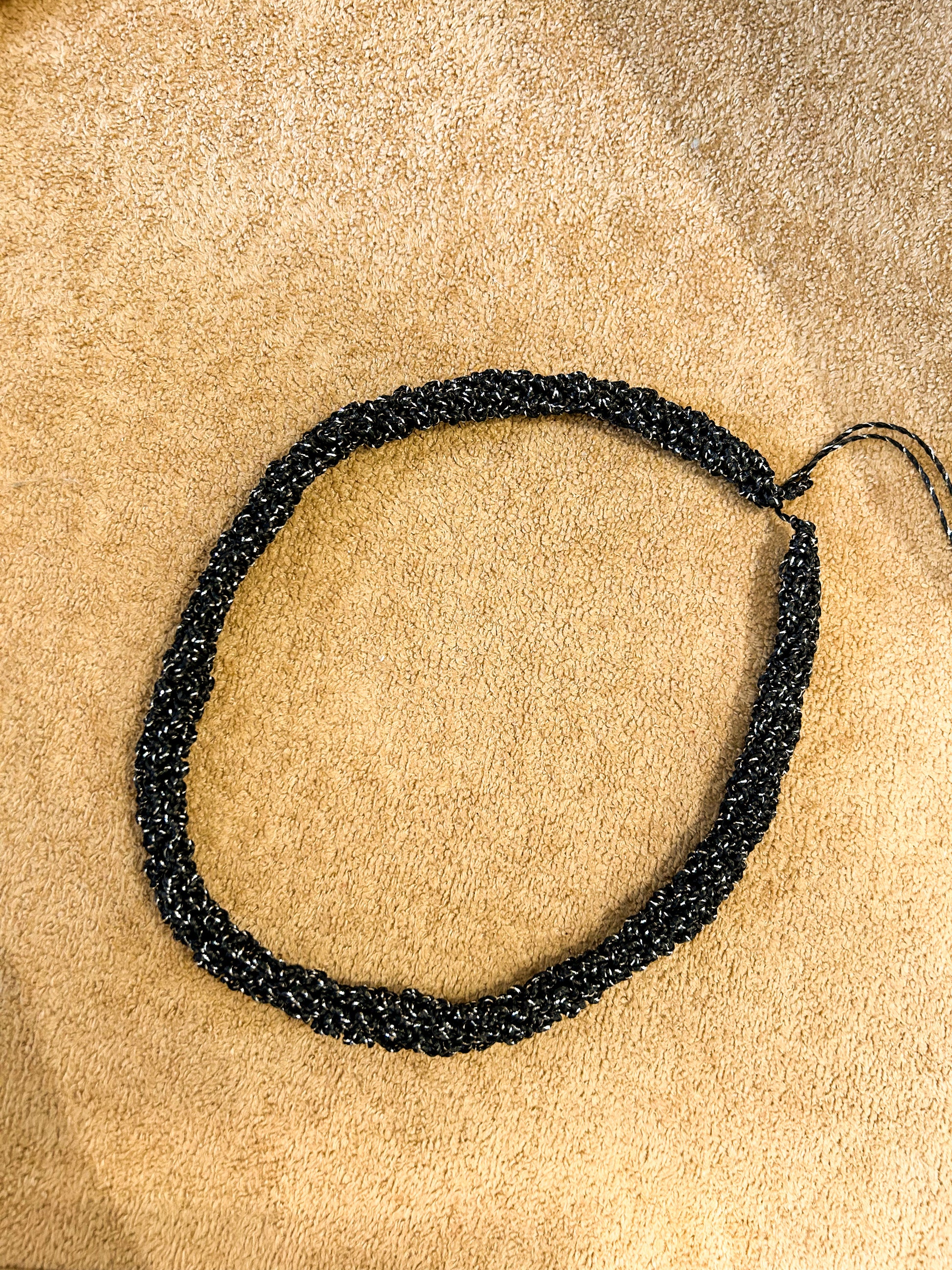 Choker crochê fio metálico (curadoria)