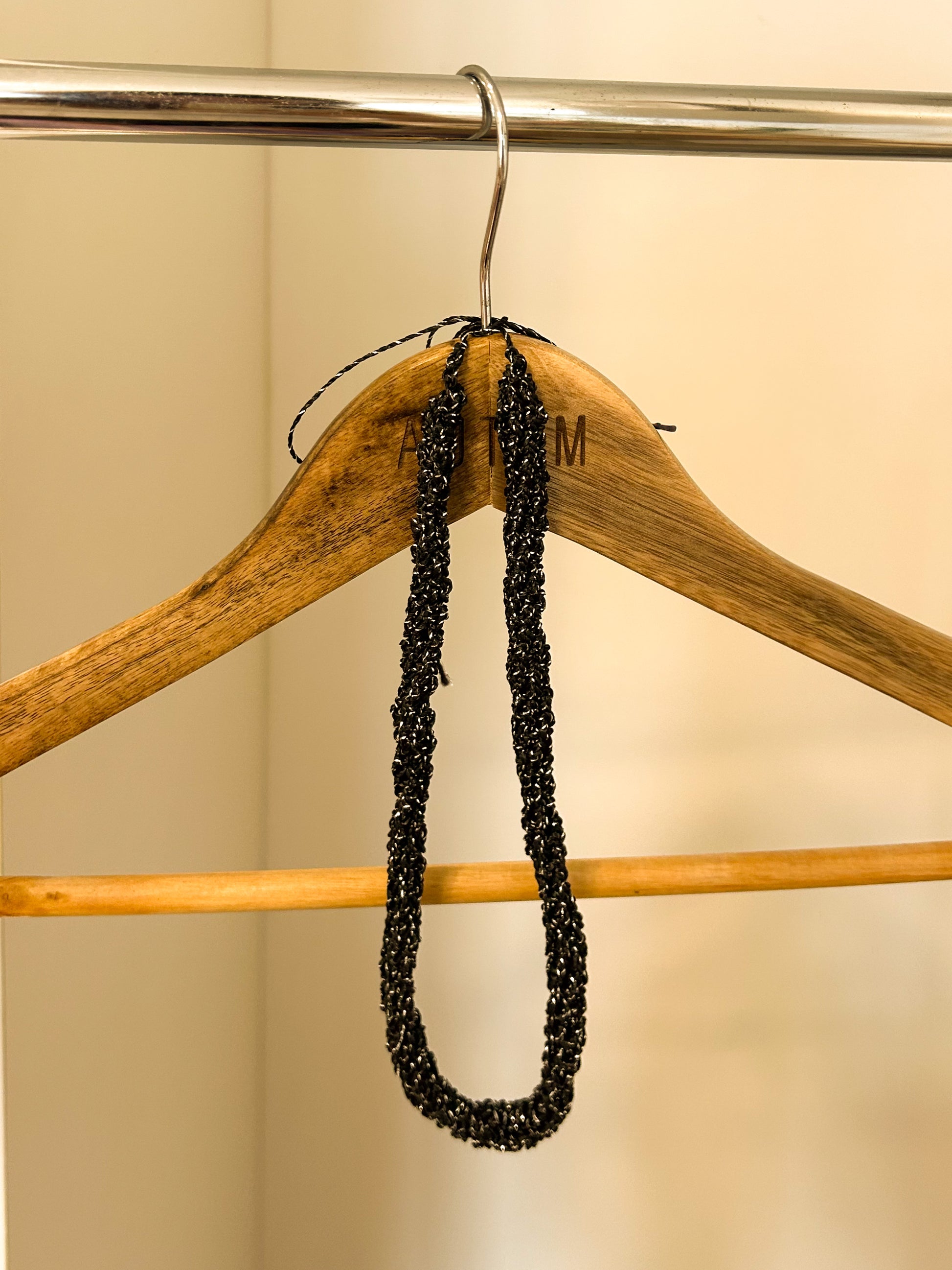Choker crochê fio metálico (curadoria)