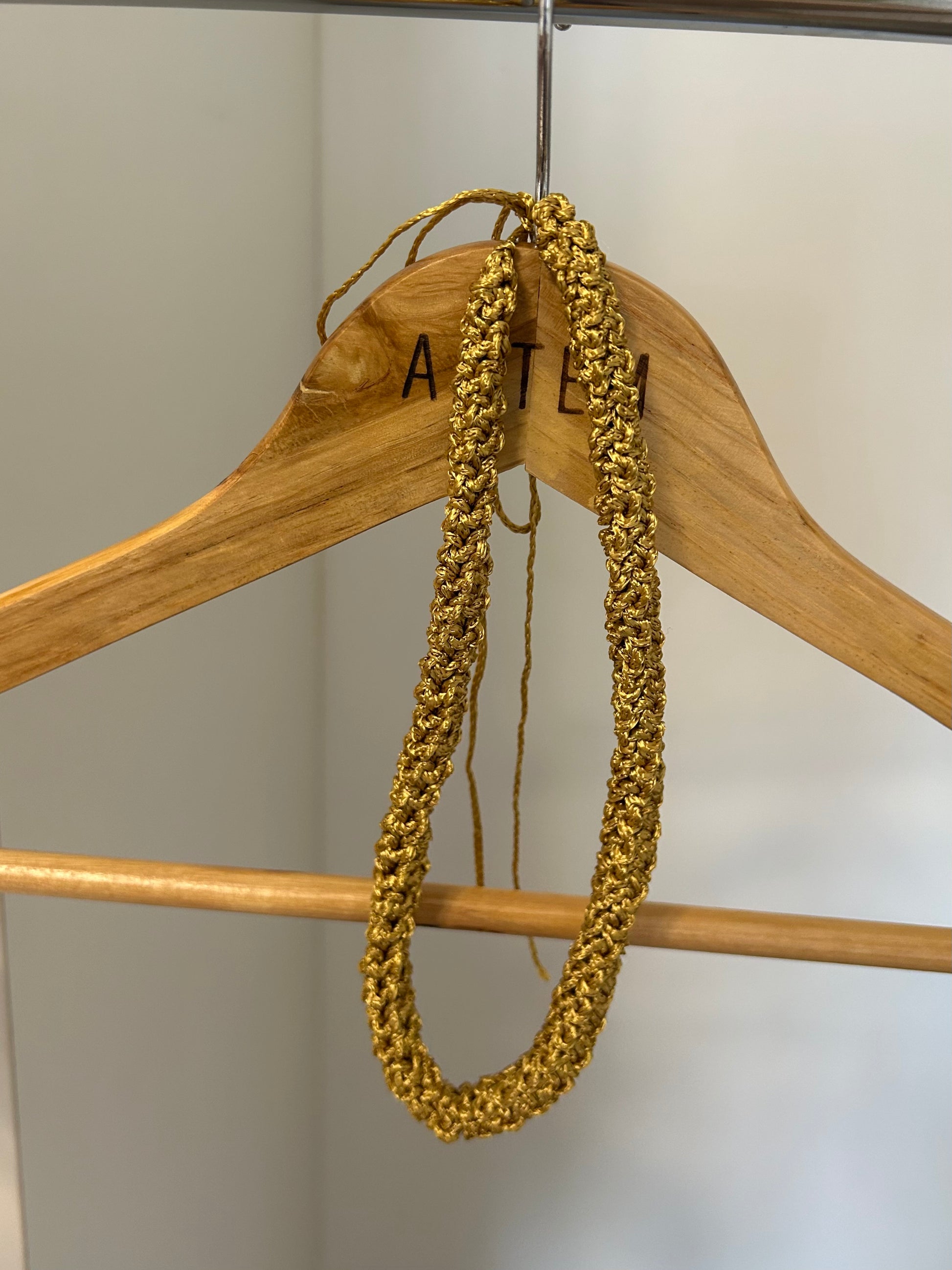 Choker crochê dourada (curadoria)