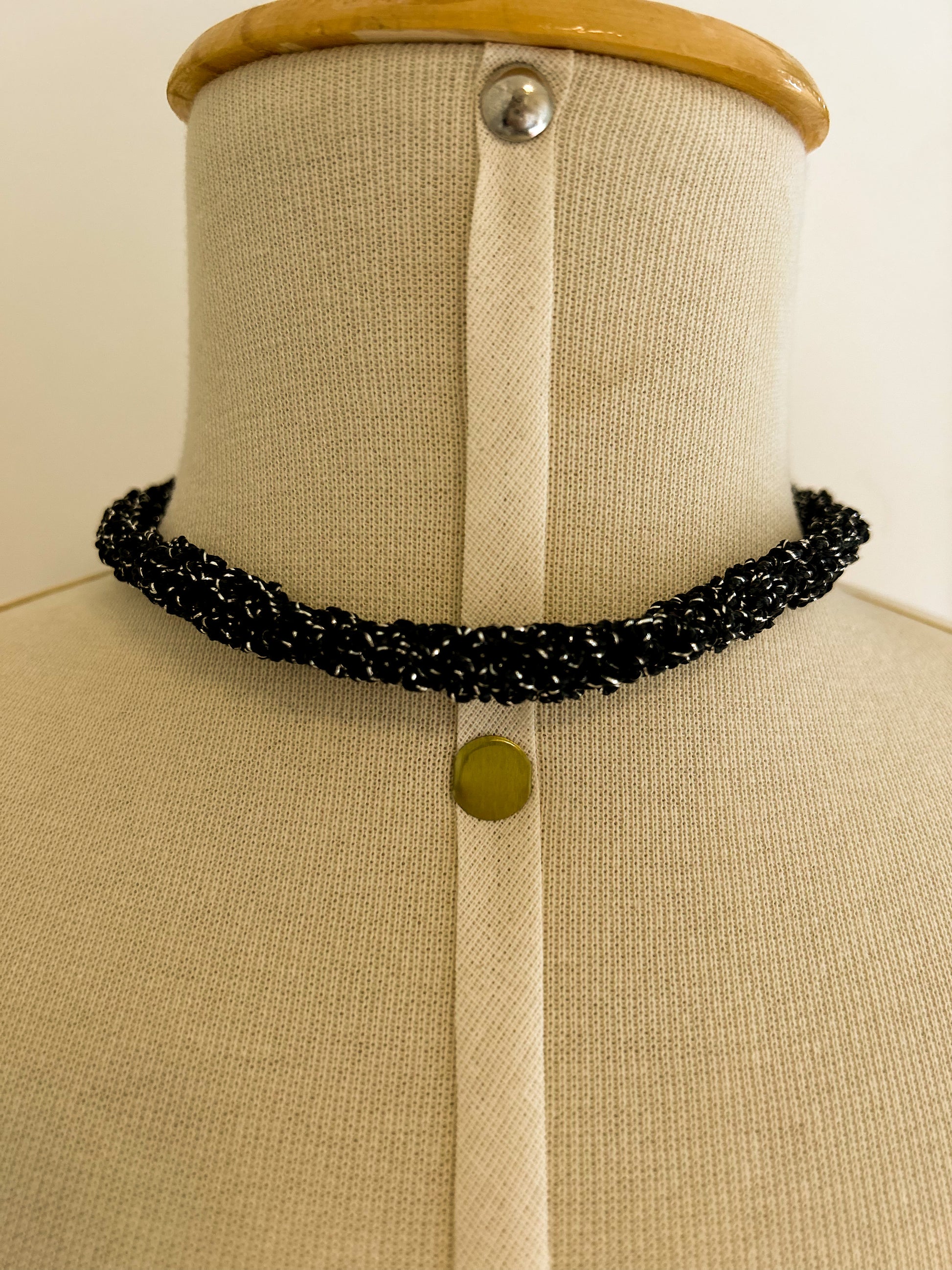 Choker crochê fio metálico (curadoria)