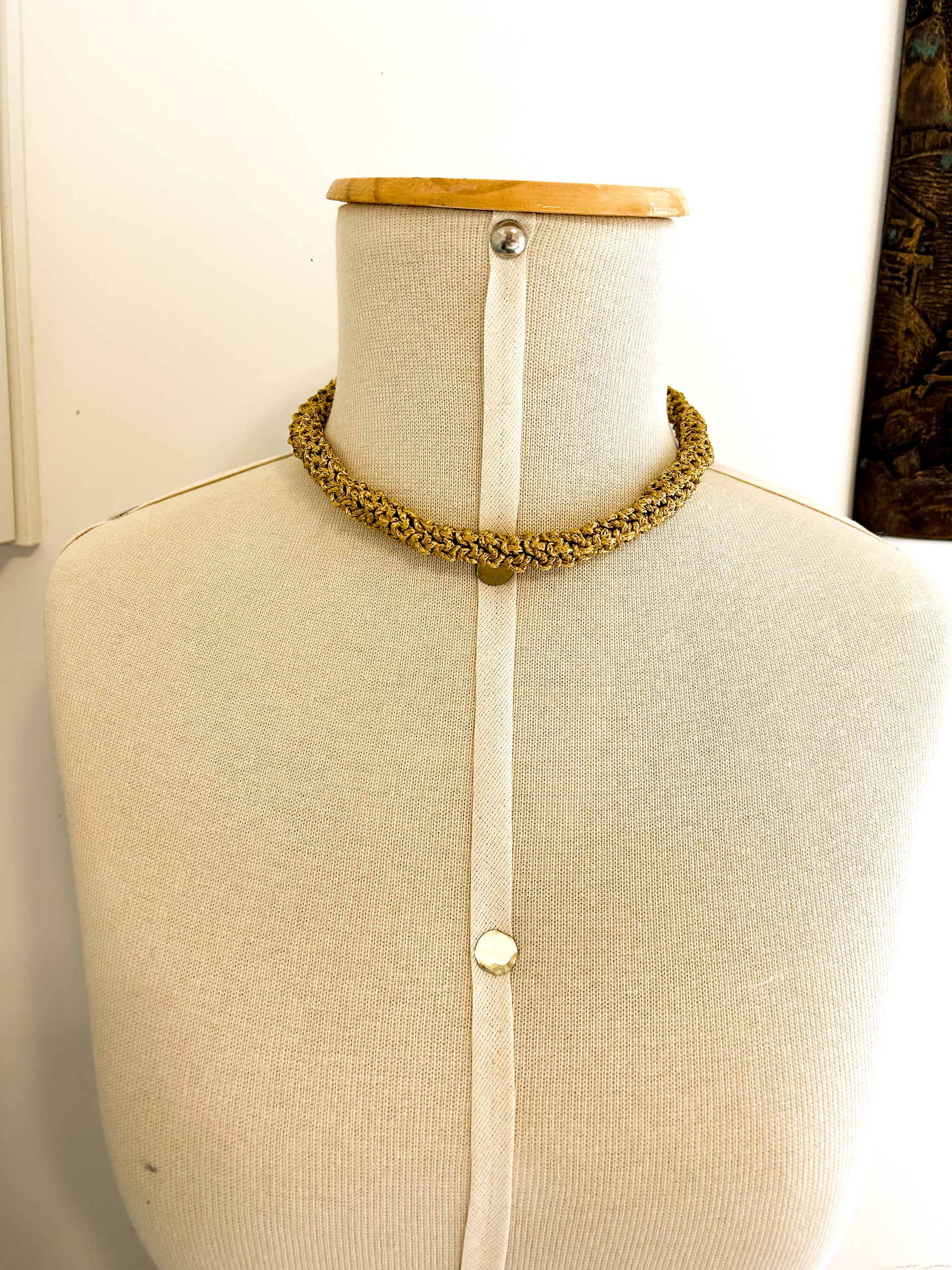 Choker crochê dourada (curadoria)