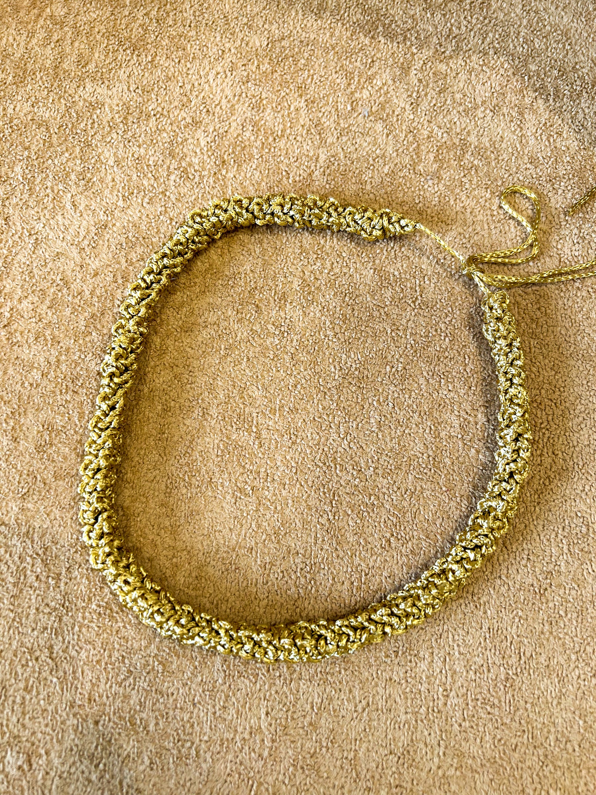 Choker crochê dourada (curadoria)